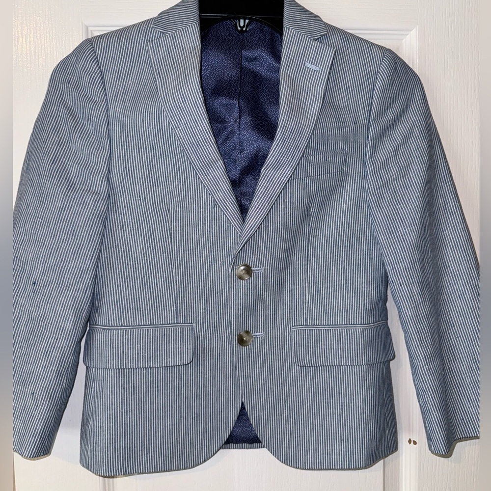 Boys Class Club Dillards Dress Sports Coat size 8
Gently Worn
No stains
